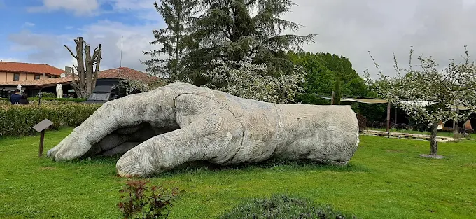 Mano del atrezzo de la ópera "Don Giovanni"