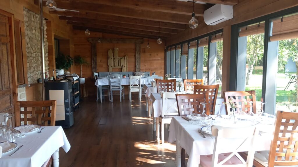 Restaurante interior.